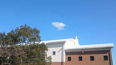 体育館上空　美しい雲